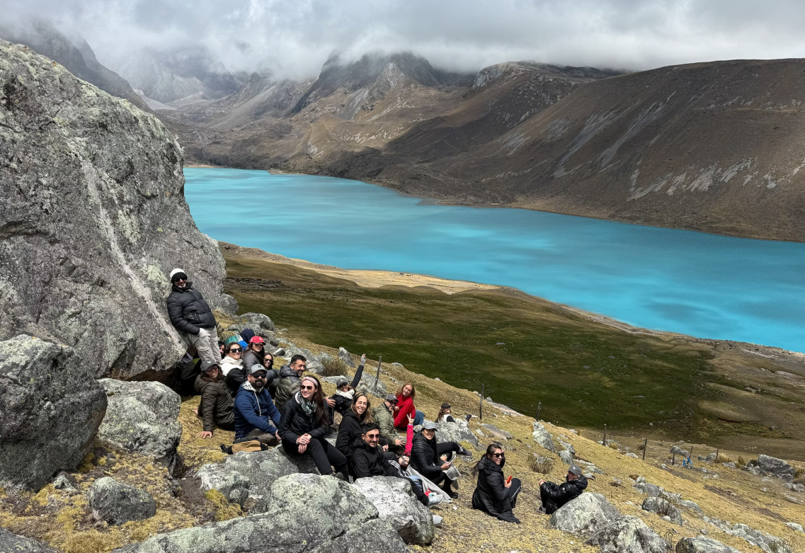 Laguna secreta y Apus en LAB Perú